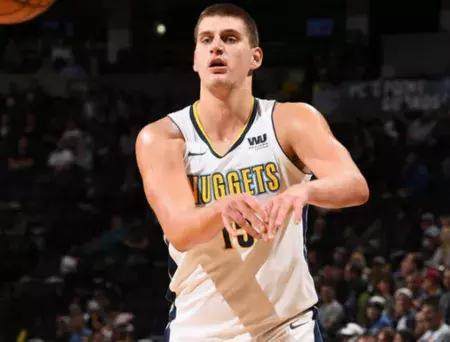 发出更大的 发出更大的