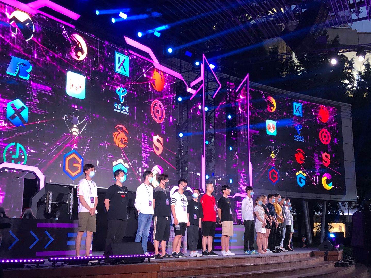 身板对抗更 身板对抗更